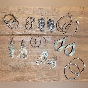 Lot of earrings with silver tones